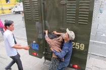 Người nhà kẻ chặt tay cướp SH làm loạn tại tòa