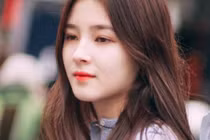Danh tính cô gái nổi nhất phố đi bộ HN dịp cận Tết