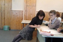 Ảnh cười Facebook: Tư thế giảng bài khó đỡ của giáo viên