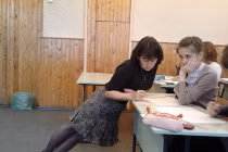 Ảnh cười Facebook: Tư thế giảng bài khó đỡ của giáo viên