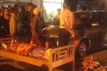 Mở cửa ô tô, làm chết người tại chỗ