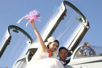 Dân mạng TQ sốt ảnh đám cưới của bộ đội không quân