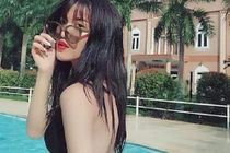 10X “chuyển giới một phần” khoe ngực đầy, eo thon ở bể bơi