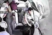 Kinh hoàng xe tải tông xe buýt, nhiều người văng ra ngoài