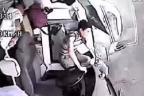 Kinh hoàng xe tải tông xe buýt, nhiều người văng ra ngoài