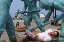 Muôn kiểu chụp ảnh tự sướng với tượng (13)