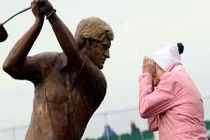 Muôn kiểu chụp ảnh tự sướng với tượng (11)