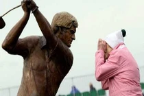 Muôn kiểu chụp ảnh tự sướng với tượng (11)