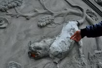 “Quái thú” chắn cửa lăng Ngô Quyền bị đập vỡ mặt