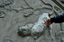 “Quái thú” chắn cửa lăng Ngô Quyền bị đập vỡ mặt