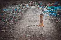 Xúc động bộ ảnh những đứa trẻ mưu sinh ở bãi rác