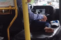 Cảm động hình ảnh tình cha con của tài xế xe buýt 