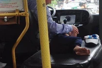 Cảm động hình ảnh tình cha con của tài xế xe buýt 