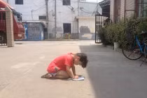 Bé gái bố bị phạt quỳ dưới trời nắng 40 độ C