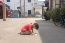 Bé gái bố bị phạt quỳ dưới trời nắng 40 độ C