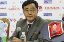 Huy hiệu ông Kim Jong-il trên ngực áo HLV Triều Tiên