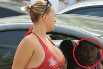 Khoảnh khắc hài hước: Dán mắt vào người đẹp