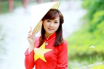 Nữ sinh Hà thành khoe sắc với áo dài cờ đỏ sao vàng