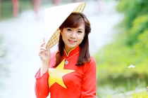 Nữ sinh Hà thành khoe sắc với áo dài cờ đỏ sao vàng