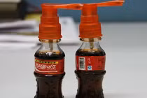 Coca dán mác Trung Quốc bán giá 2.000 đồng/chai