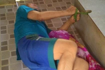 Cả đời khốn khổ vì lời đồn cha ăn nằm với con gái