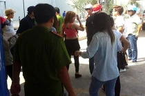 Bị công an "hỏi thăm" khi quay clip lột đồ