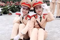 Đôi bạn thân xinh xắn trường cảnh sát dính nhau như sam