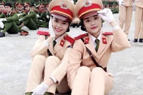 Đôi bạn thân xinh xắn trường cảnh sát dính nhau như sam