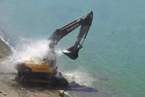 Muôn kiểu chống nóng cực dị của các quý ông