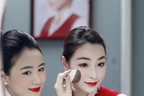 Gái xinh trang điểm trắng bệch... như ma