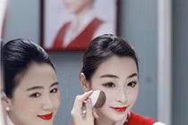 Gái xinh trang điểm trắng bệch... như ma