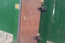 Chộp khoảnh khắc hài hước: Công dụng khác của dép lê