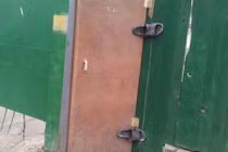 Chộp khoảnh khắc hài hước: Công dụng khác của dép lê