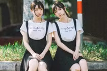 Cặp song sinh xinh đẹp đỗ ĐH điểm cao bằng nhau