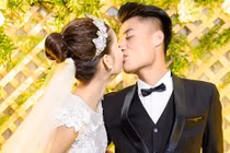 Mạc Hồng Quân liên tục “khóa môi” Kỳ Hân trong lễ cưới