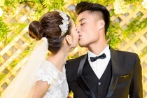 Mạc Hồng Quân liên tục “khóa môi” Kỳ Hân trong lễ cưới