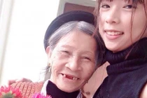 Bà ngoại 75 tuổi chăm cháu mồ côi xinh đẹp, học giỏi