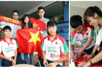 U19 Việt Nam niềm nở đón tiếp người hâm mộ