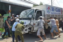 Xe chở gas gặp tai nạn, dân chạy tán loạn