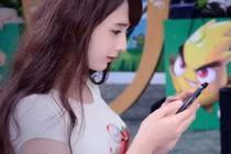 “Hot girl ảnh thẻ” tươi tắn sau khi bị giật điện thoại