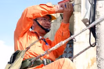 Thợ điện Hà Nội trực chiến mùa nắng nóng kỷ lục