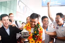 Lý Hoàng Nam được chào đón nồng nhiệt khi trở về VN