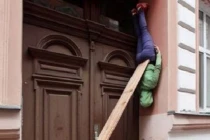 Những hành động... không giống ai nơi công cộng (8)