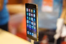 Ảnh thật điện thoại Bphone bản thường và bản mạ vàng