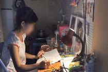 Những nữ sinh vác bụng bầu lên giảng đường