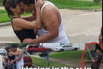 Khoảnh khắc hài hước: Nụ hôn lãng mạn dưới mưa