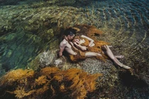 Cặp đôi Hà thành mặc đồ... rêu chụp ảnh cưới dưới nước