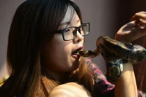 Rùng mình màn “đá lưỡi” trăn của nữ sinh trường Báo