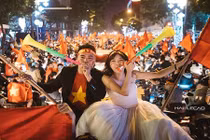 Ảnh cưới “vàng” của đôi trẻ giữa rừng cờ mừng chiến thắng U23 Việt Nam