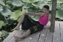 Chàng trai mặc áo yếm, cài hoa lên đầu tạo dáng gây sốc